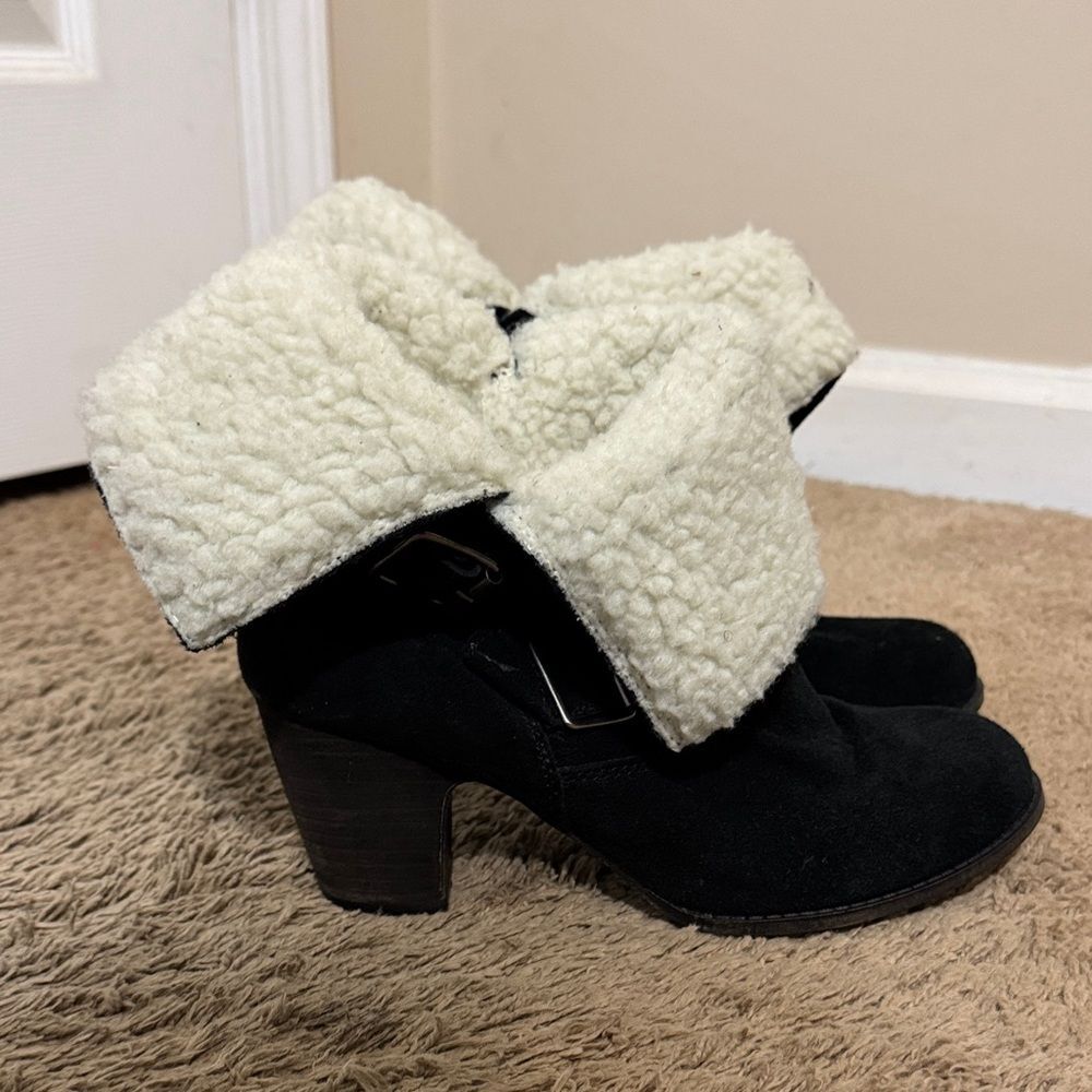 Nine West Black Suede Sherpa Lined Double Buckle Heel Boots size 8.5 Cozy Casual